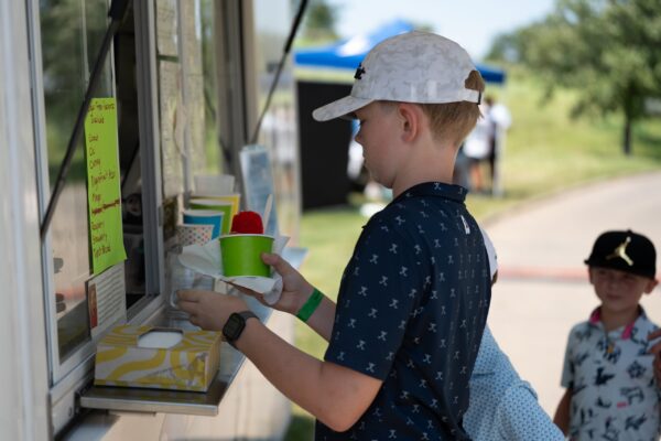 Fans get snow cones during The Pinnacle Bank Championship